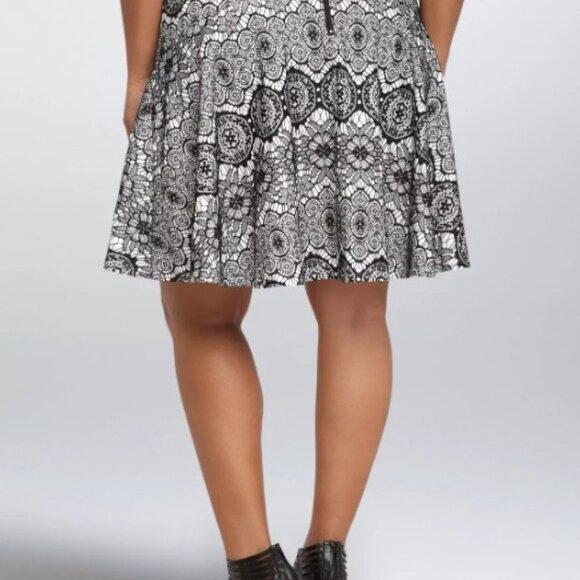 Torrid Bonded Black and White Lace Skater Hi Low Skirt 2 2X 18/20 - Picture 2 of 7